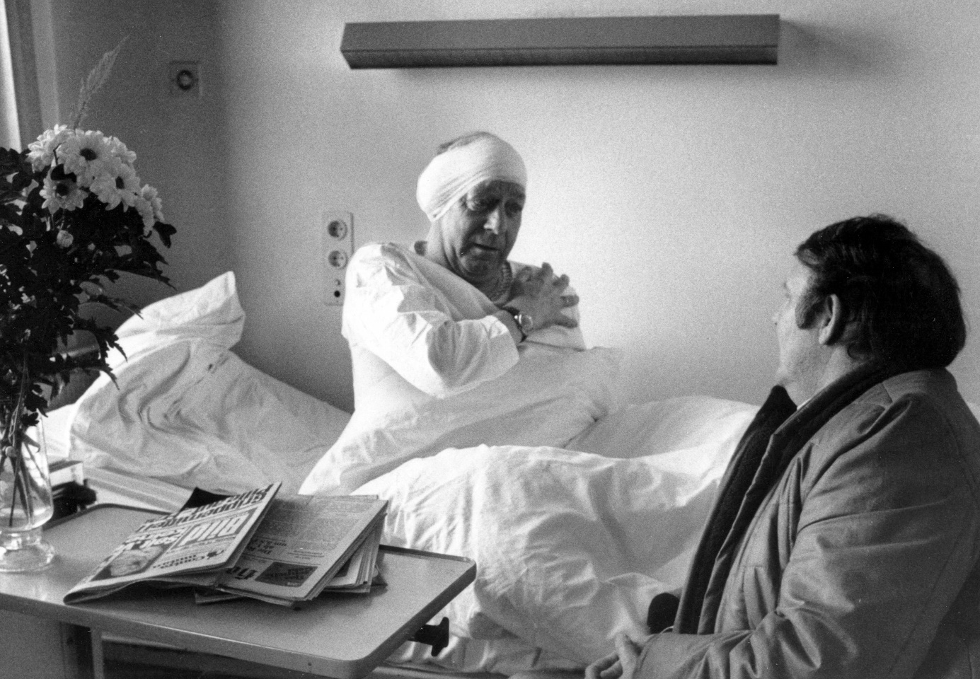 Am 14.02.1981 wird Kuno Klötzer, Trainer von Werder Bremen, im Krankenhaus von Hennes Jäcker besucht. Foto: Imago Images