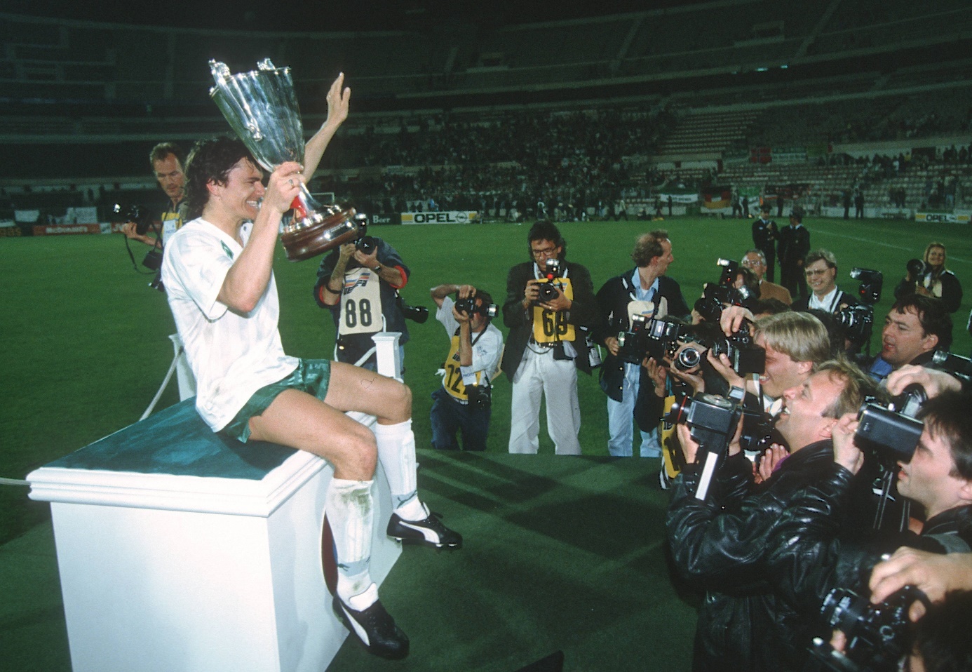 Wynton Rufer und der Pokal. Werder wird Europacup-Sieger der Pokalsieger im Jahr 1992. Foto: Imago Images
