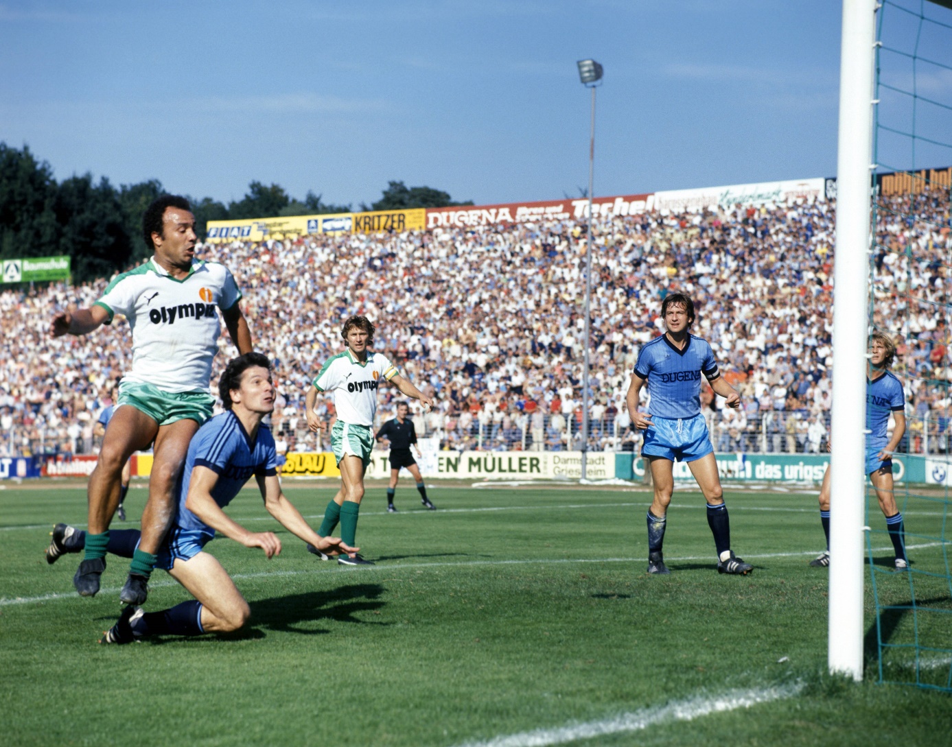 Erwin Kostedde (l.) erhält 3.000 DM Haftentschädigung, weil er 1990 unschuldig in Haft kam. Foto: Imago Images